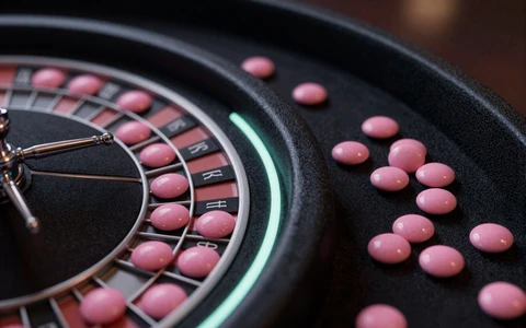 Dunkler Roulette-Tisch mit Candy-Chip-Stapel - Iris Casino Live Casino